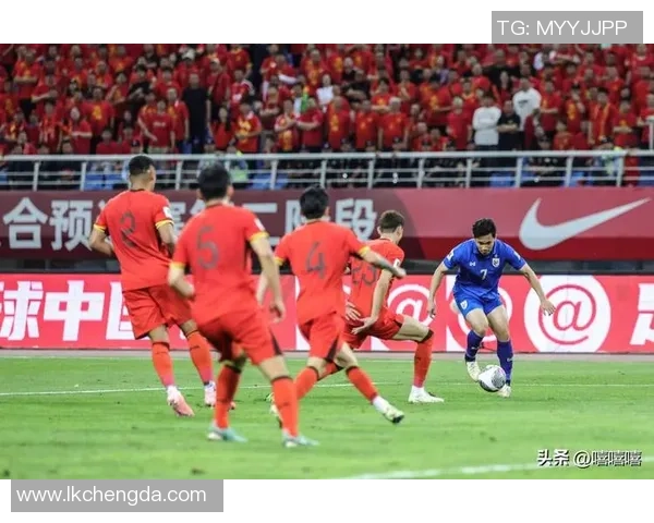 足球明星激烈对抗赛中意外受伤头部流血引发关注与讨论 足球明星激烈对抗赛中意外受伤头部流血引发关注与讨论